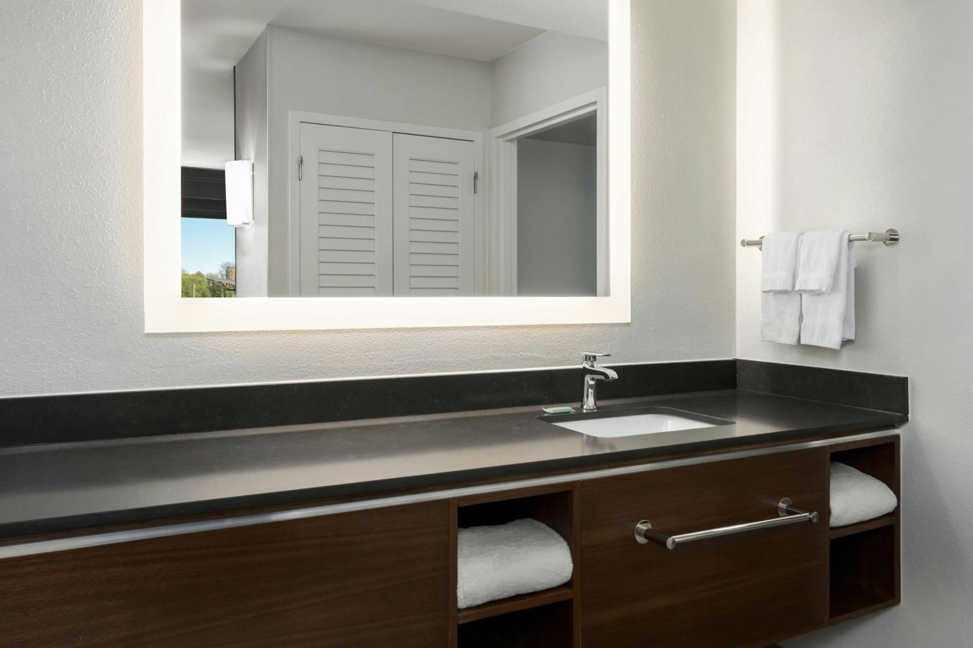 Courtyard By Marriott Chattanooga Downtown Bagian luar foto